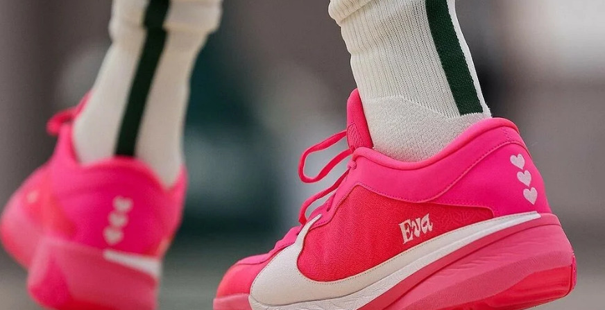 Γιάννης Αντετοκούνμπο: Στην προπόνηση με ροζ παπούτσια για την κόρη του