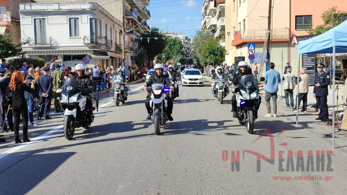 Κατερίνη: Καταχειροκροτήθηκε η αστυνομία στην παρέλαση για την 28η Οκτωβρίου