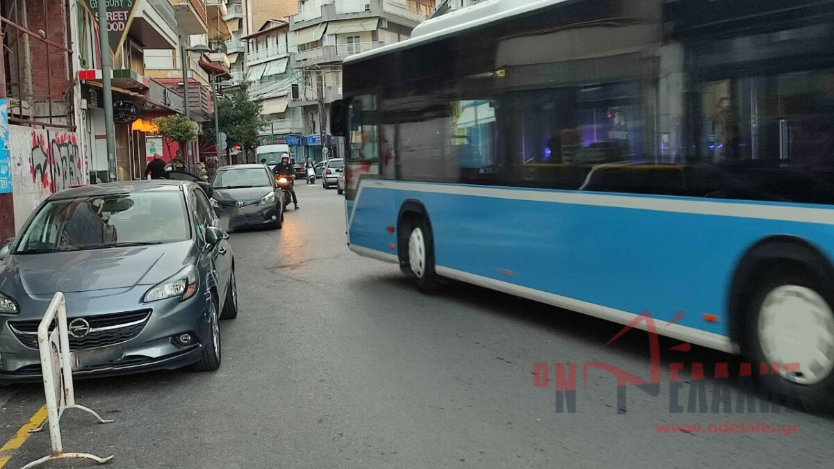 ΠΡΙΝ ΛΙΓΟ: Αστικό λεωφορείο παρέσυρε σταθμευμένο ΙΧ στην Κατερίνη