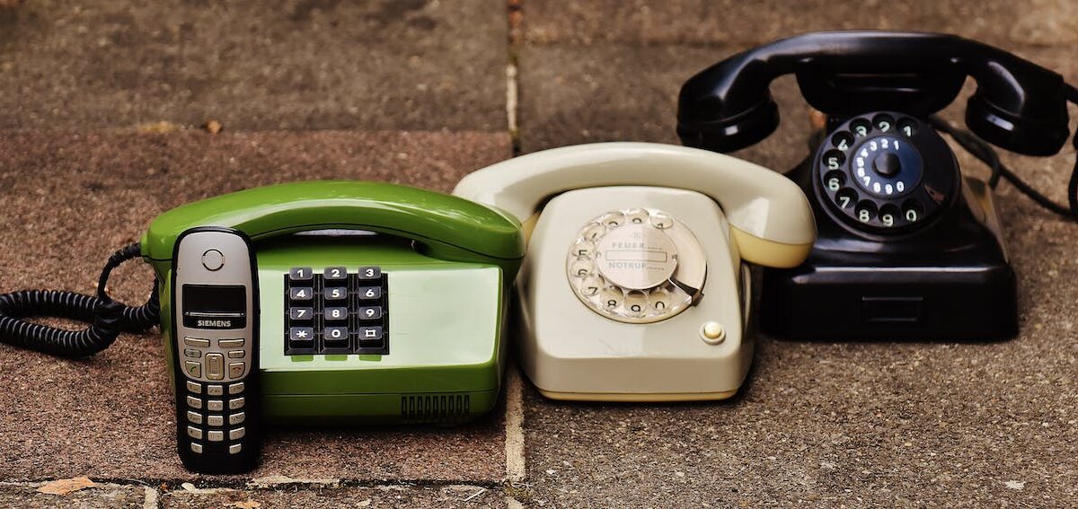 Επιστρέφουν τα «χαζά» τηλέφωνα: Ψηφιακή αποτοξίνωση από τη νέα γενιά