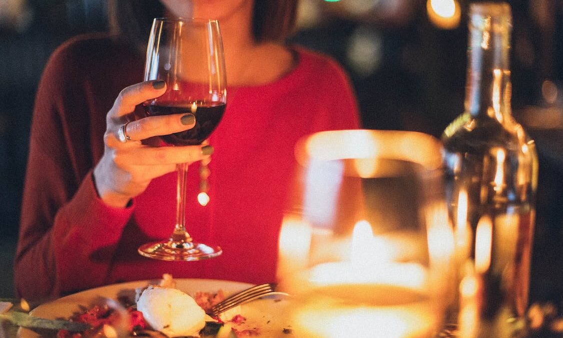 Βρέθηκε εξήγηση για τον πονοκέφαλο από κόκκινο κρασί – Και δεν είναι η ποσότητα
