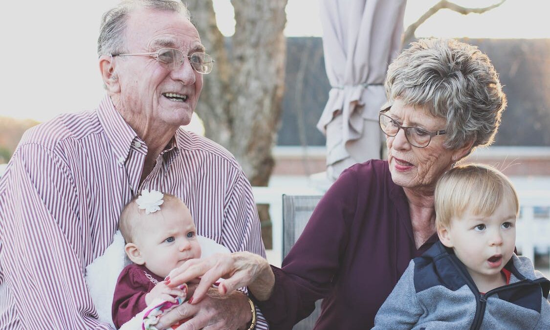 Παππούδες και γιαγιάδες «μεταμορφώνονται» σε «Νταντάδες της Γειτονιάς» με… μισθό από το κράτος