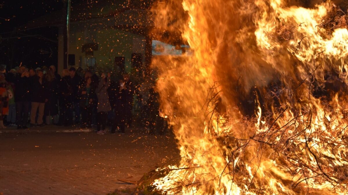 Αναβίωσε το “Κάψιμο του Καλικάvτζαρου” στον Άνω Άη Γιάννη & στη Σεβαστή