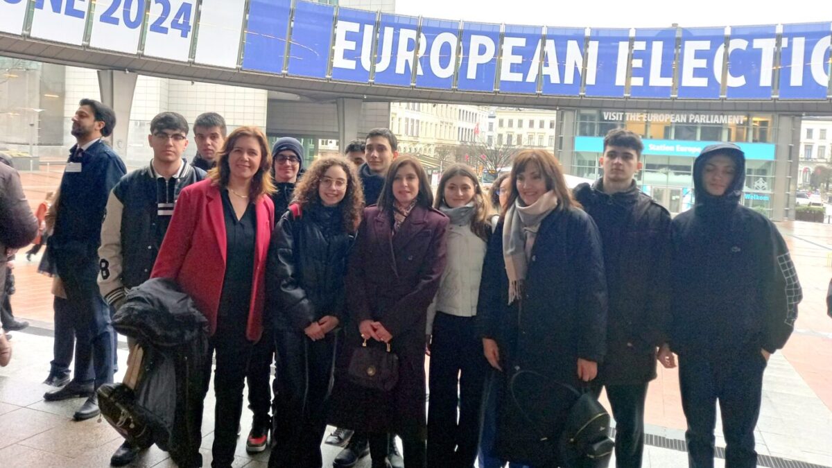 Η Ευρωβουλευτής κ. Άννα Μισέλ Ασημακοπούλου υποδέχεται τους μαθητές/τριες του 1ου ΓΕΛ