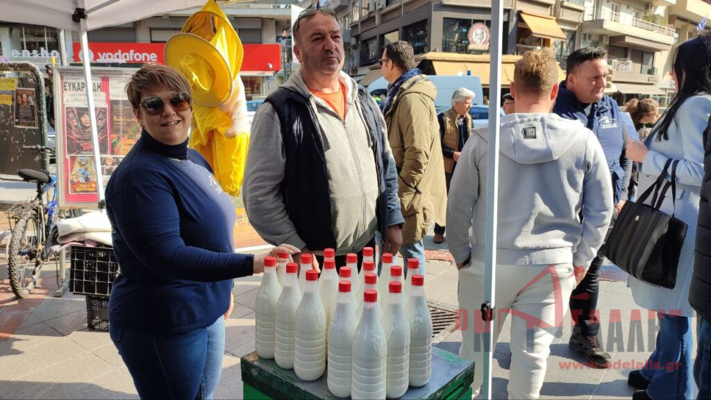 Κτηνοτρόφοι μοίρασαν γάλα στους πολίτες