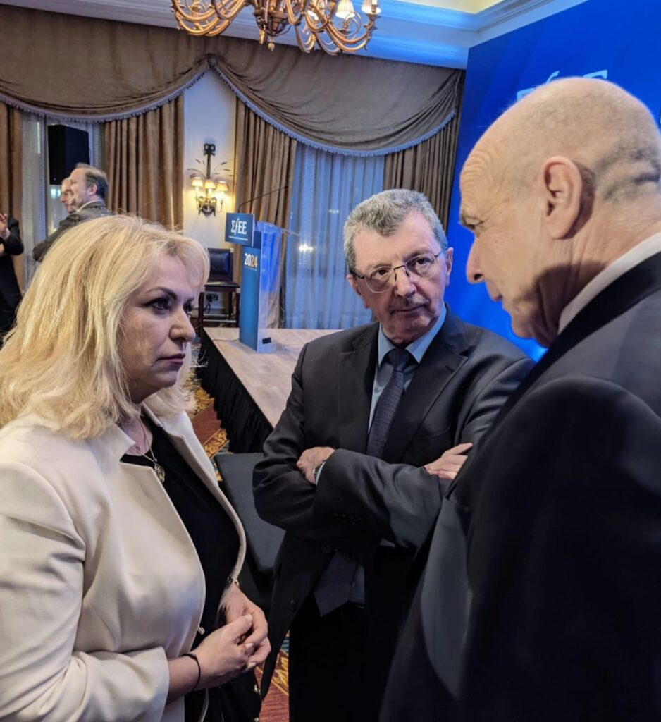 Η κα Μάνη με τον κ. Ζαχαρία Ραγκούση, Αντιπρόεδρο του ΣΦΕΕ και Πρόεδρο & Διευθύνοντα Σύμβουλο της Pfizer Hellas, και τον κ. Δημήτρη Αναγνωστάκη, Αντιπρόεδρο του ΣΦΕΕ και Πρόεδρο & Διευθύνοντα Σύμβουλο της Boehringer Ingelheim Ελλάς.