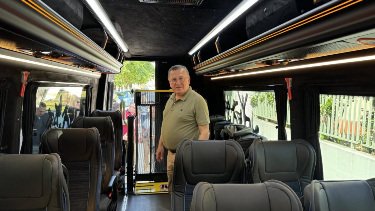 Σύγχρονο λεωφορείο μεταφοράς ΑμεΑ παρέδωσε ο Δήμαρχος Κατερίνης στο Ειδικό Δημοτικό Σχολείο