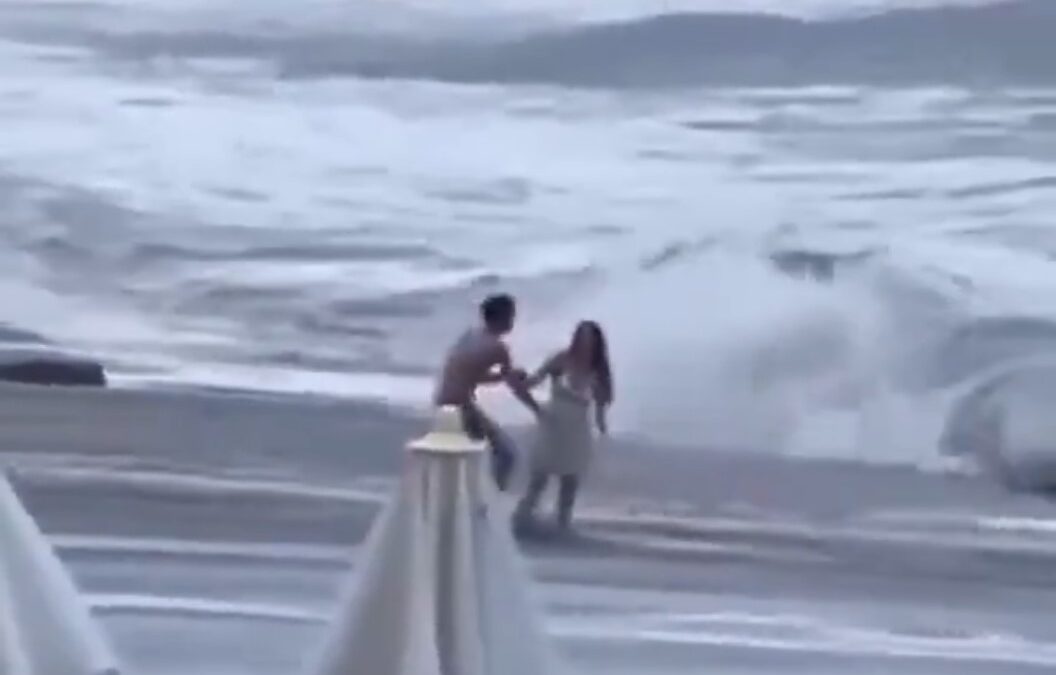 Ρωσία: Η συγκλονιστική στιγμή που κύματα παρασύρουν 20χρονη σε παραλία – ΒΙΝΤΕΟ