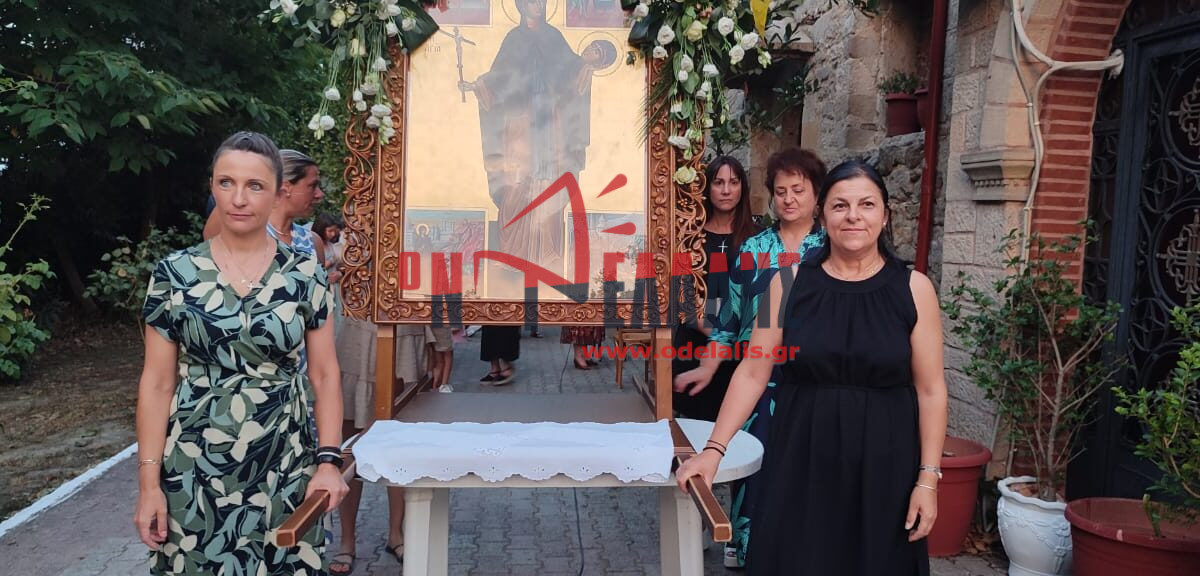 Κολινδρός: Γυναίκες κρατούν την εικόνα 50 κιλών της Αγίας Παρασκευής στη Λιτανεία {photos & video}