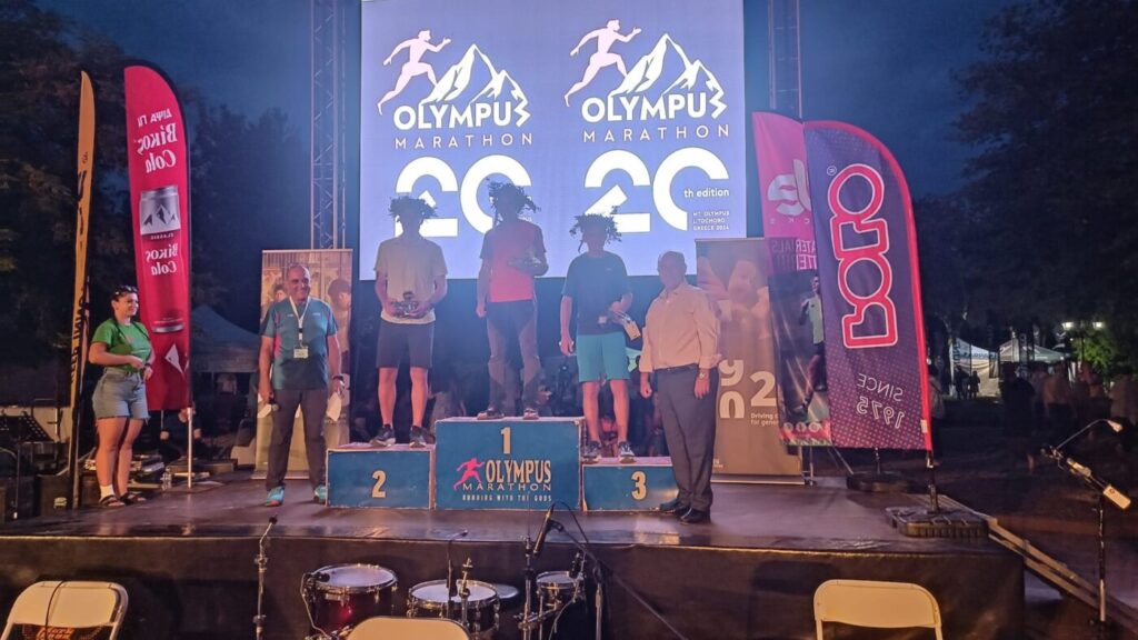 Βράβευση των τριών πρώτων ανδρών νικητών του Olympus Marathon Ultra 71km από τον Δήμαρχο Δίου-Ολύμπου, Βαγγέλη Γερολιόλιο