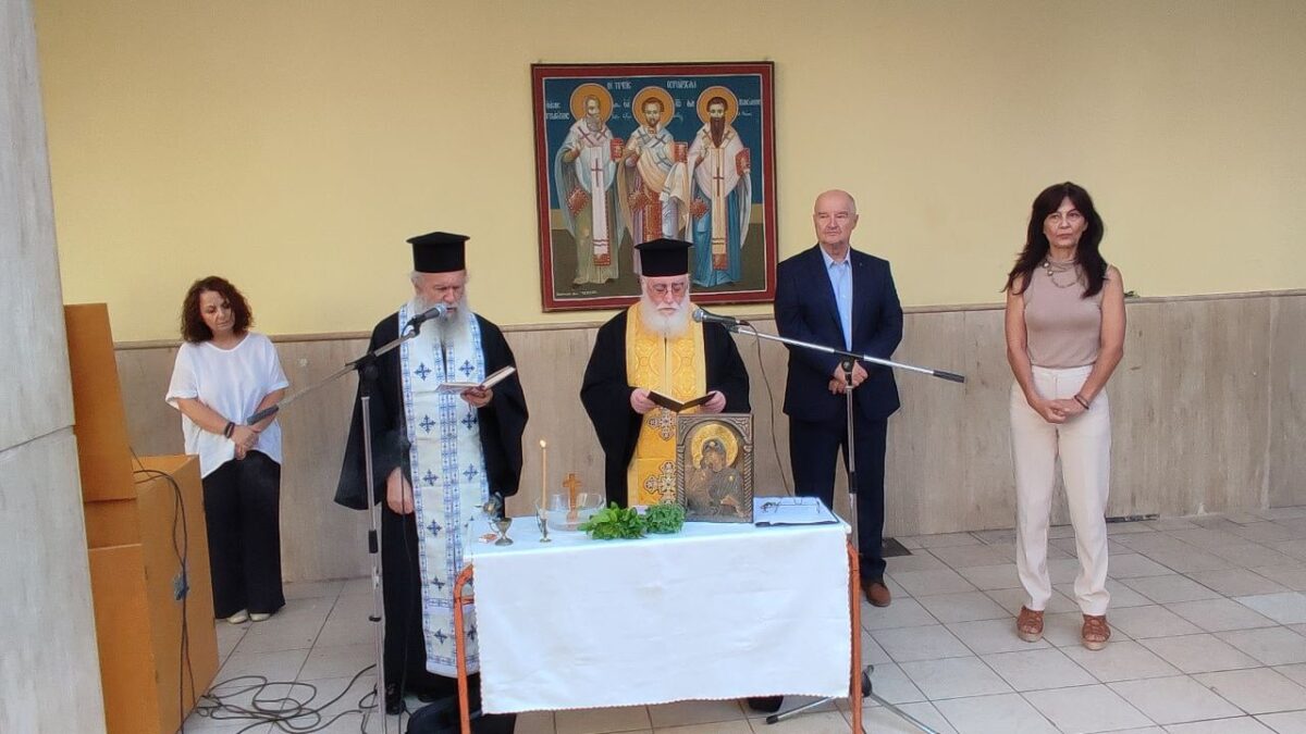 Στο 4ο Δημοτικό Σχολείο Κατερίνης για τον αγιασμό ο Πρόεδρος του Δ. Σ. Κατερίνης κ. Μπρουσκέλης