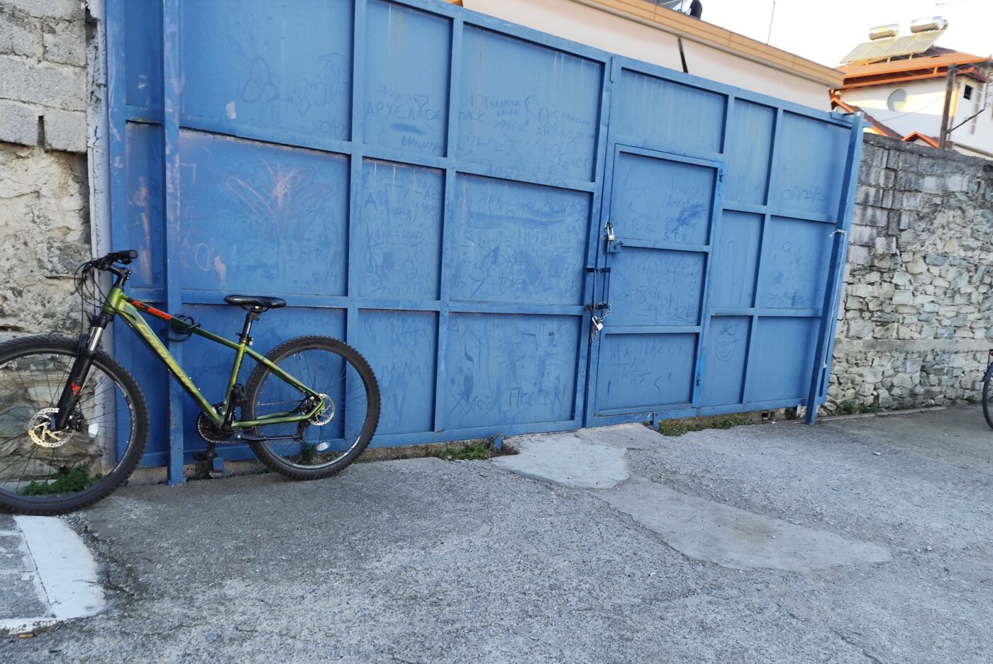 Διαμαρτυρία γονέων αθλητών: “Κλειστή η πόρτα του αθλητικού κέντρου που εξυπηρετεί το κολυμβητήριο”