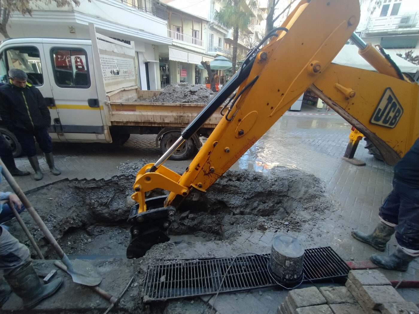 Αποκαταστάθηκε η βλάβη στον αγωγό ύδρευσης και σταδιακά επανέρχεται η υδροδότηση