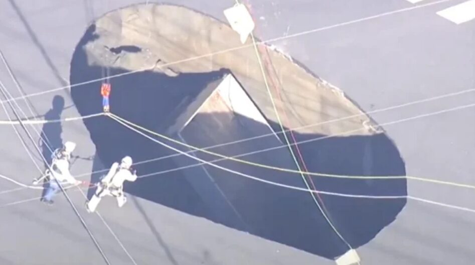 Ιαπωνία: Γιγαντιαία τρύπα κατάπιε οδηγό με το φορτηγό του – Εγκλωβισμένος για πάνω από ένα 24ωρο