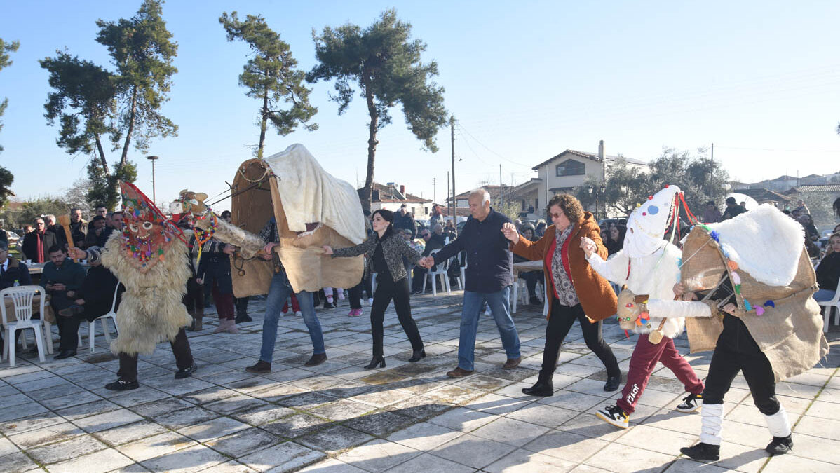 Με μεγάλη επιτυχία πραγματοποιήθηκε το έθιμο “Καμήλες και Ντιβιτζήδες” στο Ακ Μπουνάρ Αιγινίου