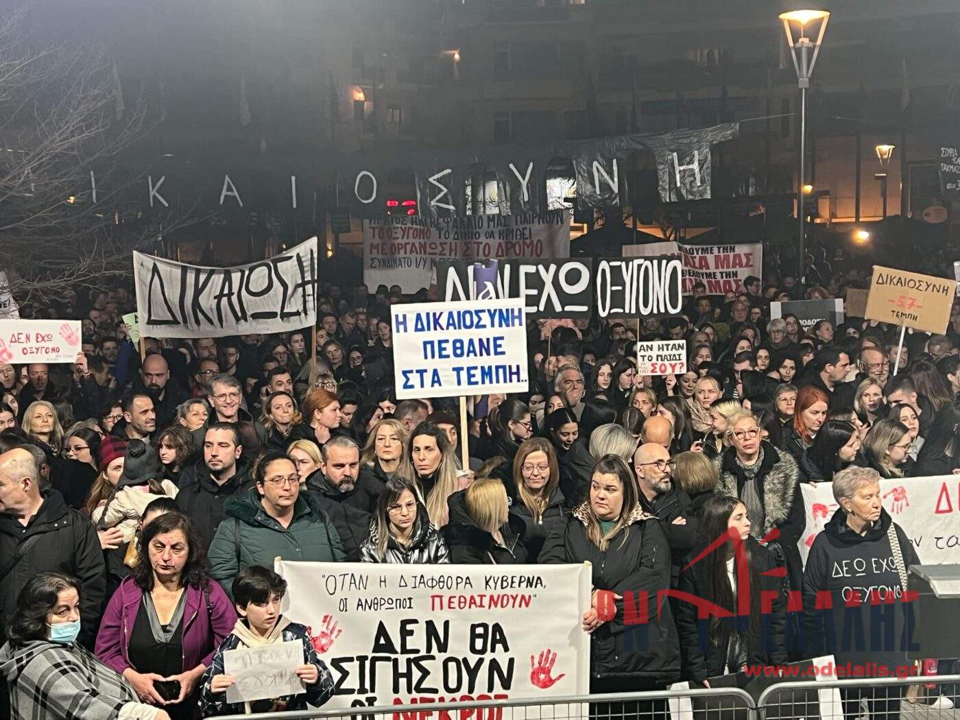 Πλ. Δημαρχείου Κατερίνης | Ανεπανάληπτη συγκέντρωση στη μνήμη των θυμάτων των Τεμπών (πρώτες εικόνες)