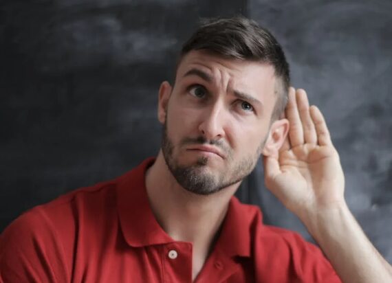 Όταν ακούμε κάτι, τα αυτιά μας προσπαθούν να κινηθούν αντανακλαστικά