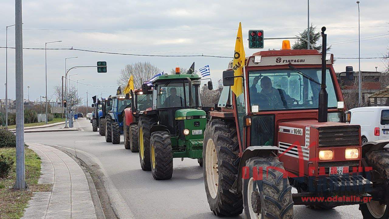 Αγρότες σε πορεία διαμαρτυρίας: Στάση τρακτέρ στην Κατερίνη καθ’ οδόν προς Θεσσαλονίκη