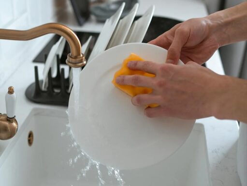 Πόσο συχνά πρέπει να αλλάζουμε το σφουγγαράκι για τα πιάτα: Δύο εύκολοι τρόποι να το κρατάτε καθαρό