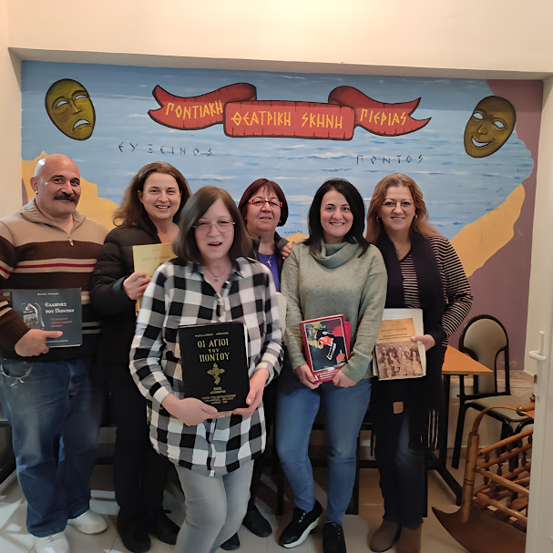 Η Ποντιακή Θεατρική Σκηνή Πιερίας ενίσχυσε με βιβλία την δανειστική βιβλιοθήκη του Ιστορικού Ποντιακού Συλλόγου Νεοκαισάρειας