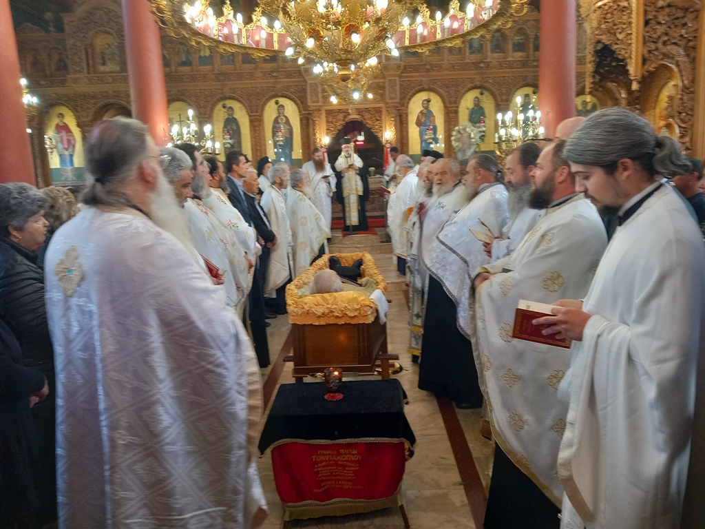 Δίον: Πλήθος πιστών στο τελευταίο αντίο στον πατέρα Δημήτριο Κουτσιμάνη