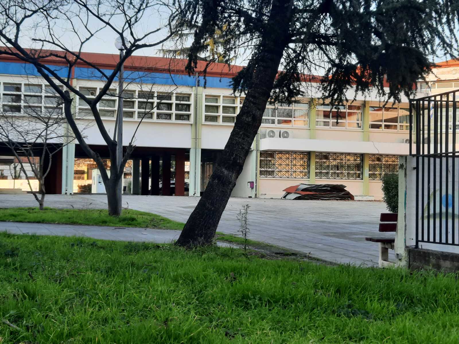 Απάντηση σχετικά με δημοσίευμα για εργασίες κοπής χόρτων στον αύλειο χώρο του  5ου  και 2ου ΓΕΛ Κατερίνης