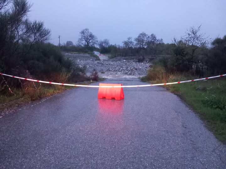 Νότια Πιερία: Κλειστές οι ιρλανδικές διαβάσεις και τα περάσματα ρεμάτων λόγω της σφοδρής βροχόπτωσης