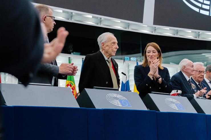 Επέτειος του τέλους του Β’ ΠΠ: το Κοινοβούλιο τιμά τους βετεράνους και γιορτάζει την ειρήνη