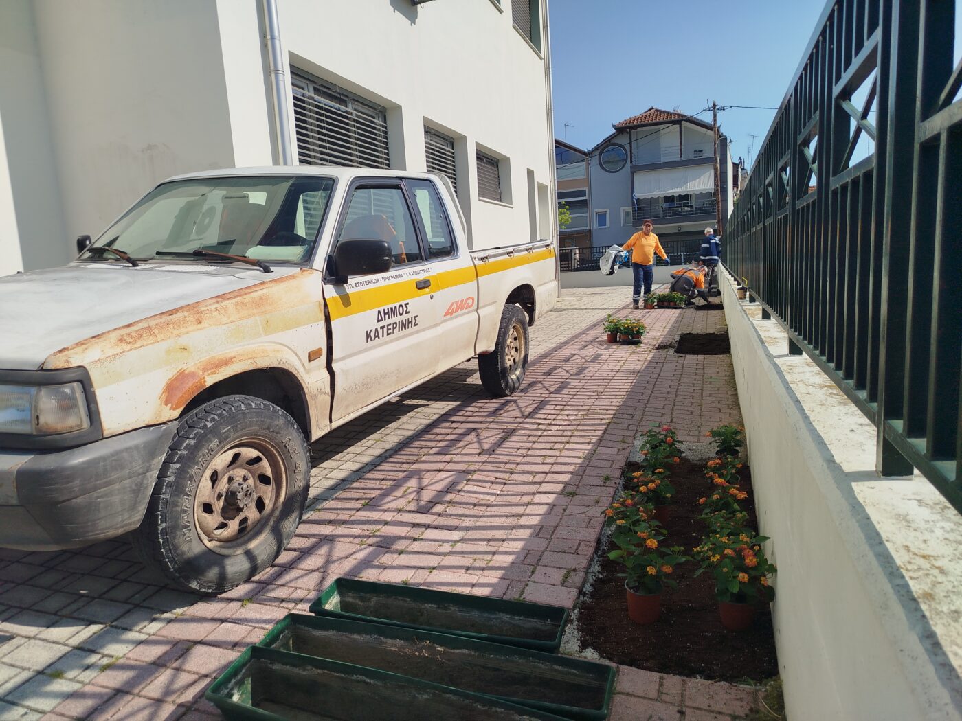 Νέα παρτέρια λουλουδιών από τον Δήμο στο 19ο Σχολείο