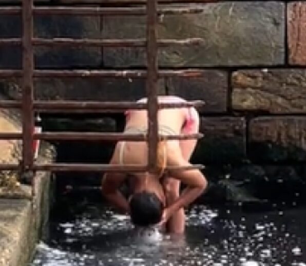 Κι όμως έγινε! Κοπέλα πλένει τα μαλλιά της στον Θερμαϊκό και γίνεται viral (vid)