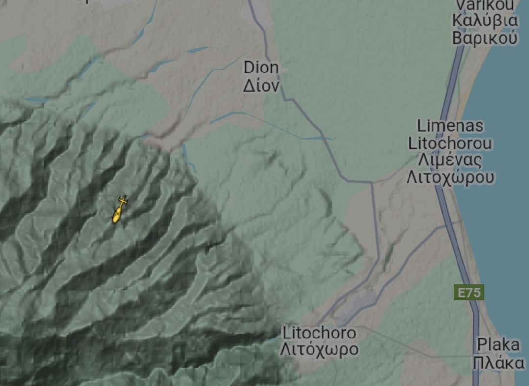 Φωτιά στον Όλυμπο – Επιχειρούν πεζοπόρα τμήματα και ελικόπτερο