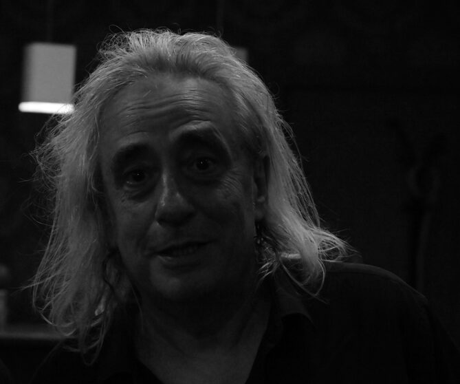 Γιάννης Αγγελάκας:”Τα παιδιά μέχρι να ξεκινήσουν το σχολείο είναι μεγάλοι δάσκαλοι”/Βιβλιοπαρουσίαση video