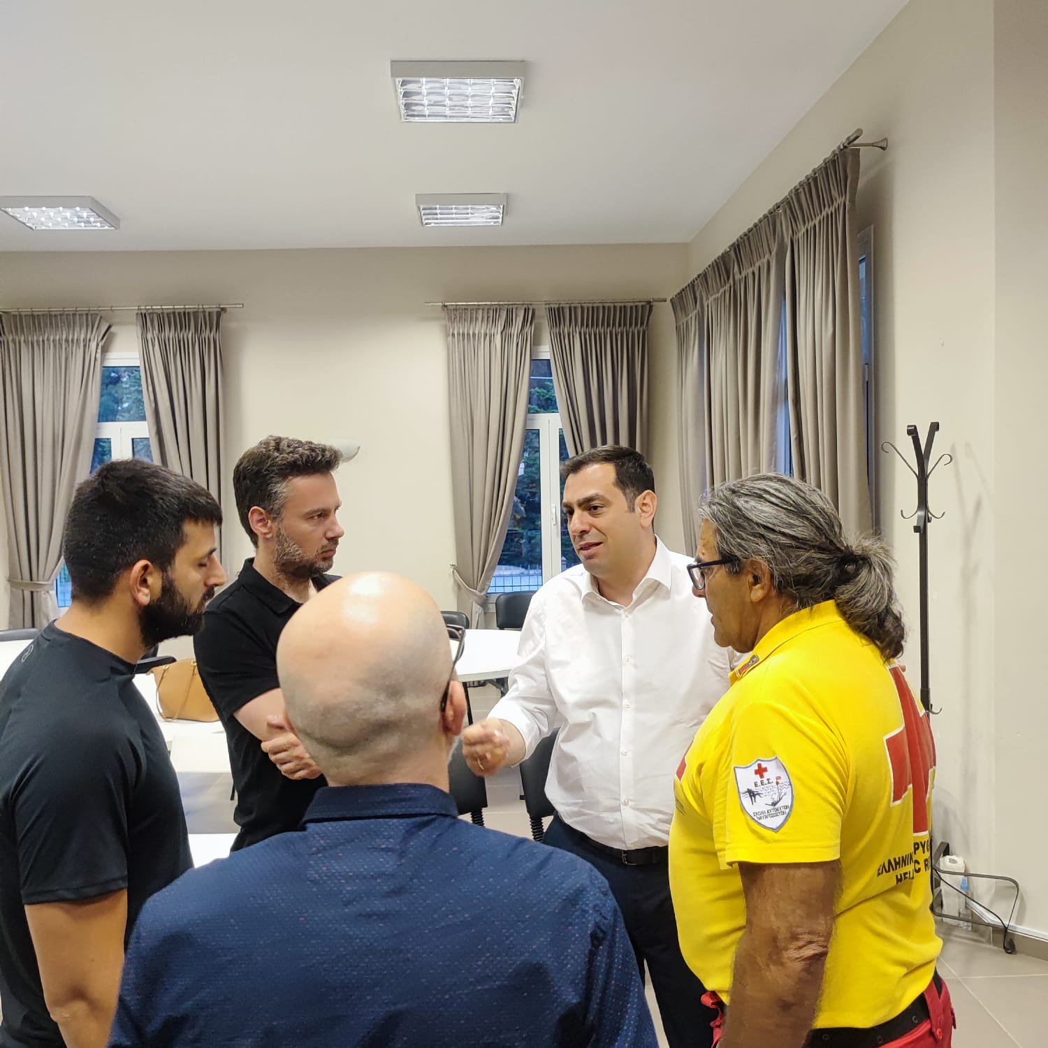 Προσφορά απινιδωτή από το Σπύρο Κουλκουδίνα στην κατασκήνωση Λεπτοκαρυάς