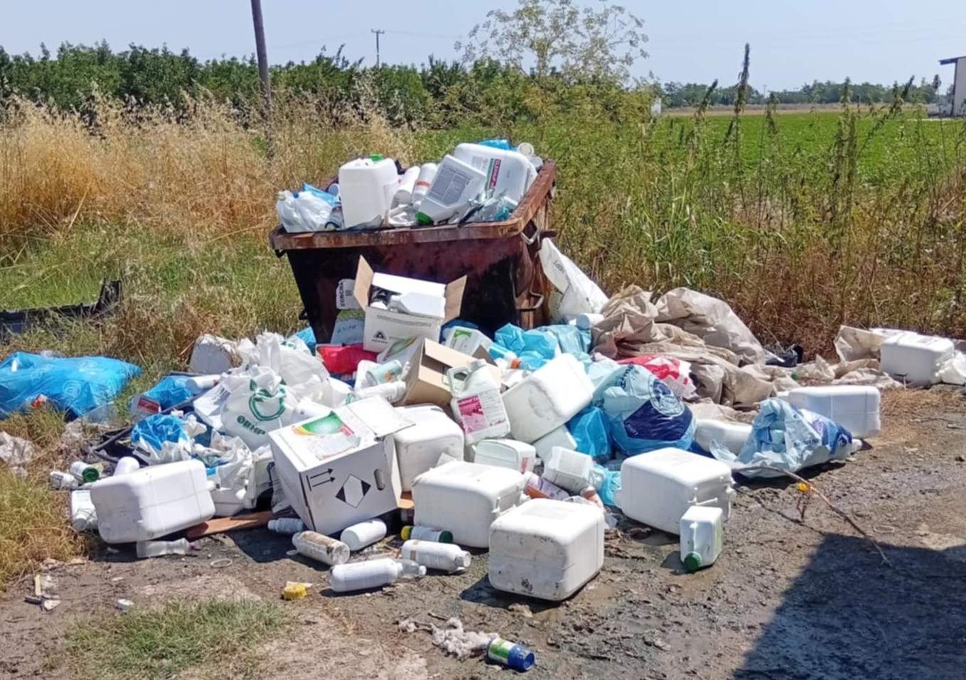 Κορινός: Συναγερμός για τη δημόσια υγεία από συσκευασίες γεωργικών φαρμάκων – Τι «καταγγέλλει» ο Αντ. Μάντζιος!