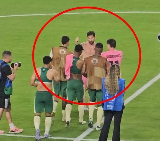 Σουρεαλιστικό φινάλε: Οι αντίπαλοι «λεηλάτησαν» τον Μέσι μετά τον αγώνα