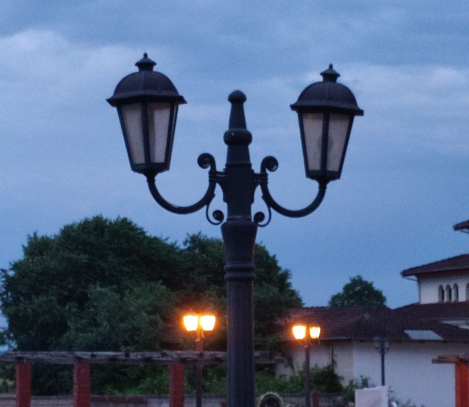 Κοιμητήριο Καρίτσας: … μερικές καμένες λάμπες και λίγη παραπανίσια πρασινάδα… “περιμένουν”