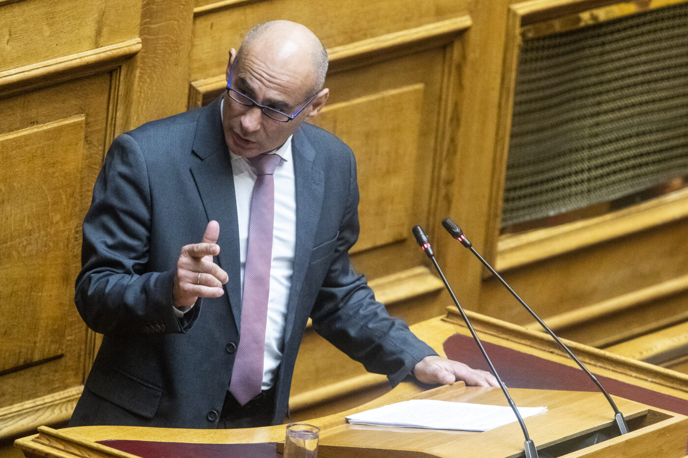 Πελατειακό κράτος, συγκάλυψη και ατιμωρησία γύρω από τα Τέμπη και τον ΟΠΕΚΕΠΕ, καταγγέλλει ο Κ. Δελβερούδης