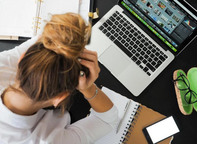 Γιατί αναστενάζουμε; Τι κρύβει αυτή η συνήθεια – Πότε μπορεί να είναι επικίνδυνη