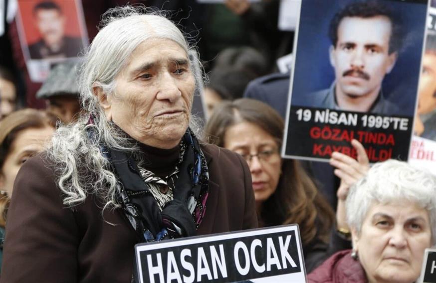 Έφυγε από τη ζωή η Εμινέ Οτζάκ, η «μητέρα» των εξαφανισμένων γιων
