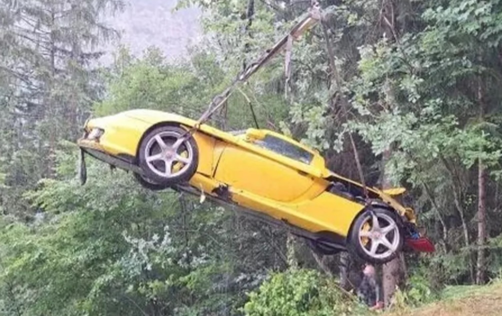 Porsche Carrera GT στα… δέντρα!