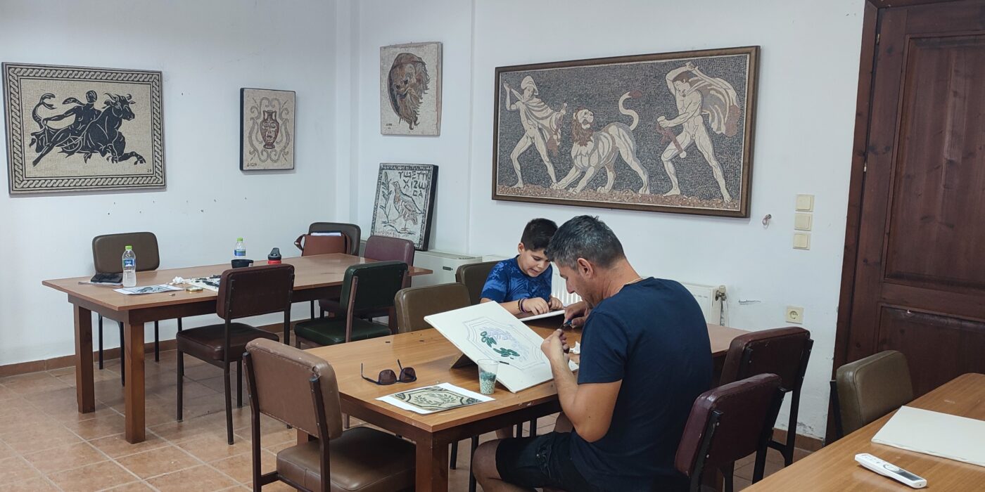 Σε εξέλιξη τα φετινά μαθήματα ψηφιδωτού, στο Κέντρο Μεσογειακών Ψηφιδωτών Δίου