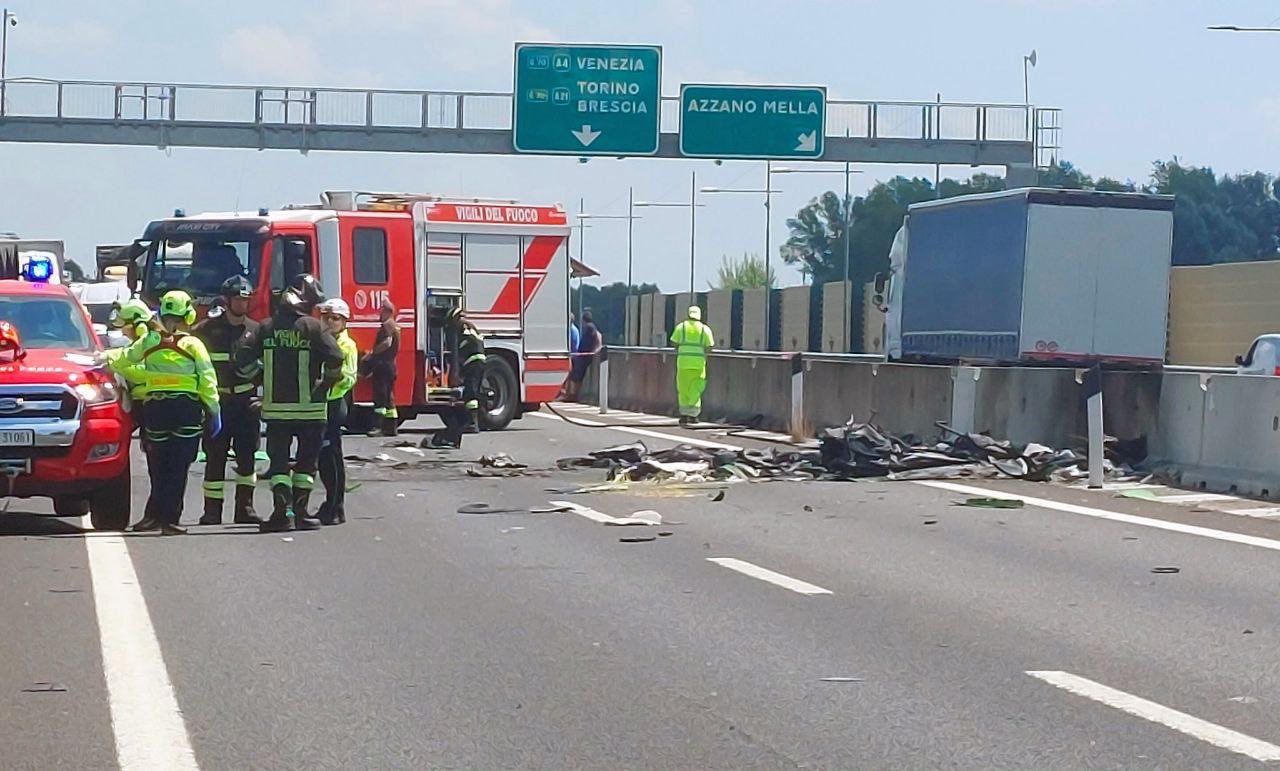 Ιταλία: Διθέσιο αεροσκάφος συνετρίβη σε αυτοκινητόδρομο (vid)