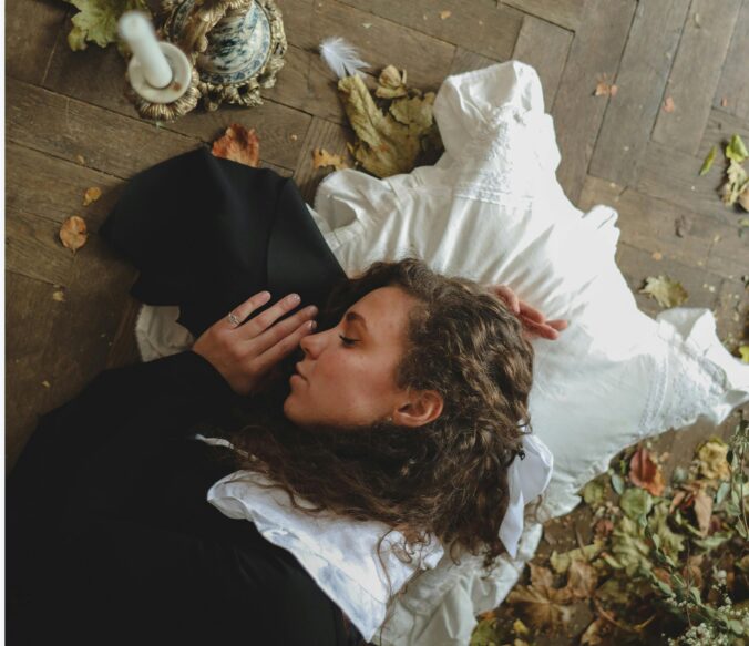 Τα εκπληκτικά οφέλη του να ξαπλώνεις… στο πάτωμα