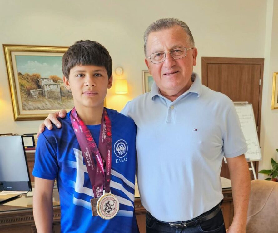 Στον Δήμαρχο Κατερίνης ο χρυσός πρωταθλητής του Αρχελάου Νίκος Ζινίσα