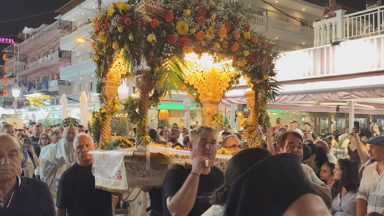 Παραλία Κατερίνης: Πλήθος πιστών στη λιτανεία του Επιταφίου της Παναγίας