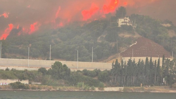Πυρκαγιές και απεγκλωβισμοί από το Λιμενικό σε Πάτρα και Χίο