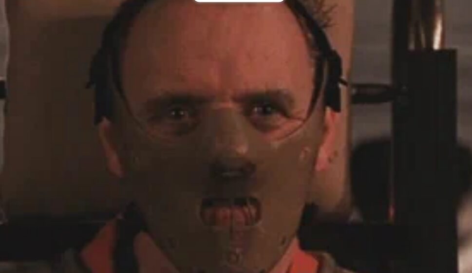 Ο θρύλος Άντονι Χόπκινς «ρίχνει» το ίντερνετ: Όταν ο Χάνιμπαλ Λέκτερ τρολάρει την Κιμ Καρντάσιαν