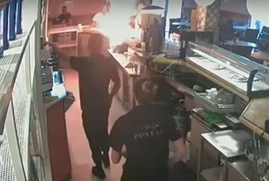 Έβαλε φωτιά σε καφέ επειδή του τελείωσε η μαγιονέζα (vid)