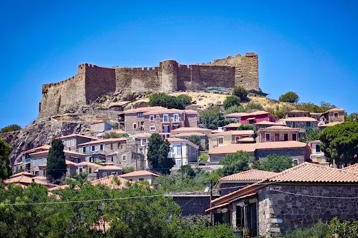 Στο κάστρο της Μήθυμνας υψώθηκε η Γαλανόλευκη!