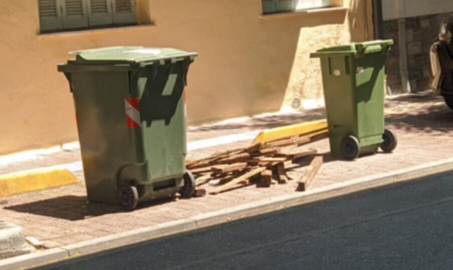 Κατερίνη: Ασύδοτη κατάληψη – Κάδοι και ξύλα δεσμεύουν δημόσιο χώρο, καταγγέλλει επισκέπτης